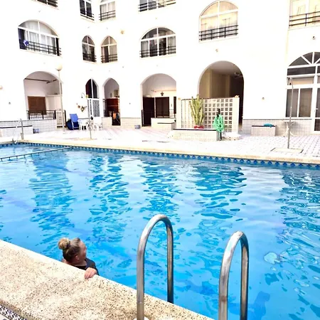 Huoneisto Galeon Pool Stay, 600 M To The Beach, 2 Double Beds Torrevieja